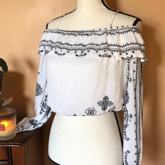 Tops - Beautiful boho cold shoulder top
